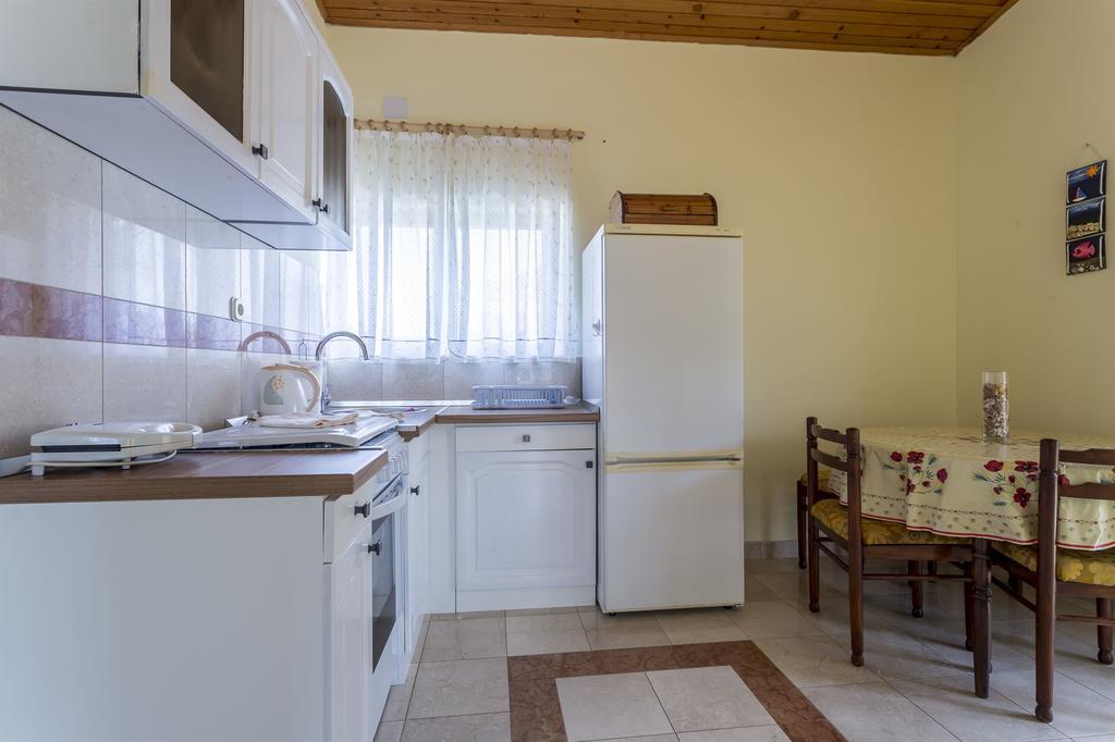 Apartment Srecko Vinišće Exteriör bild